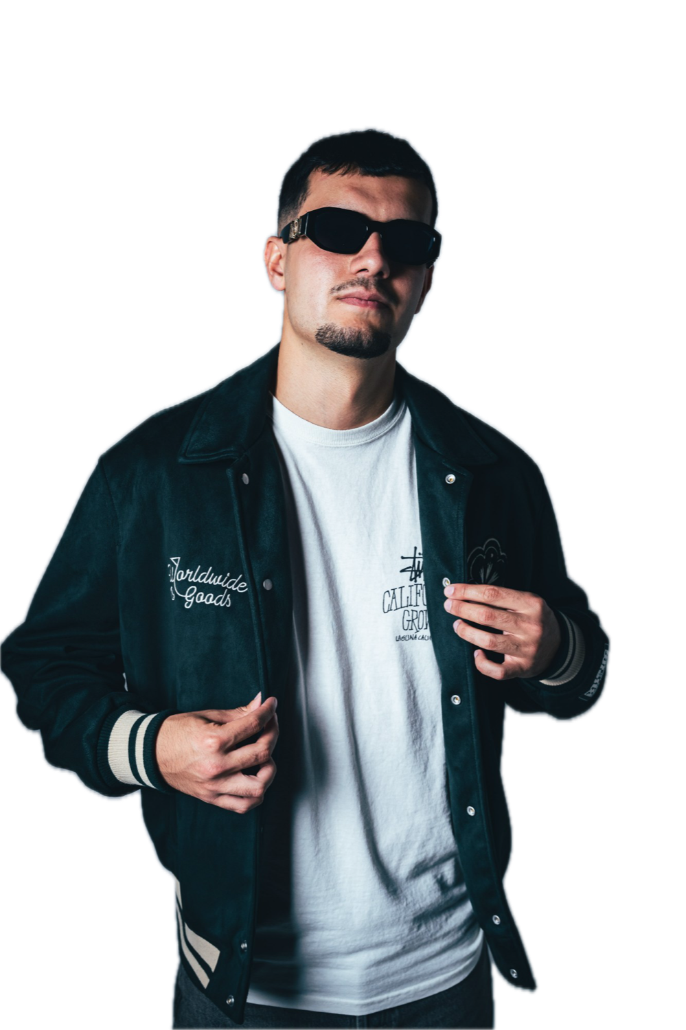 DJ HKM en lunettes noires et veste noire